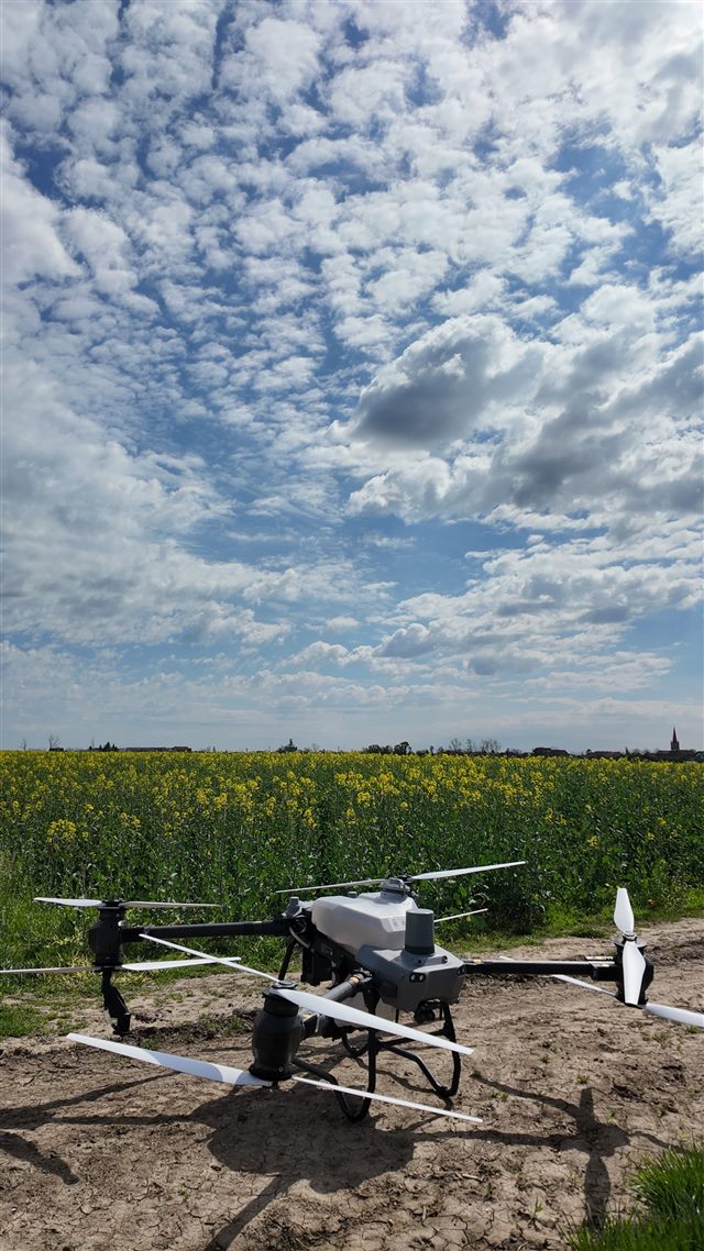 Dron pripremljen uz parcelu uljane repice