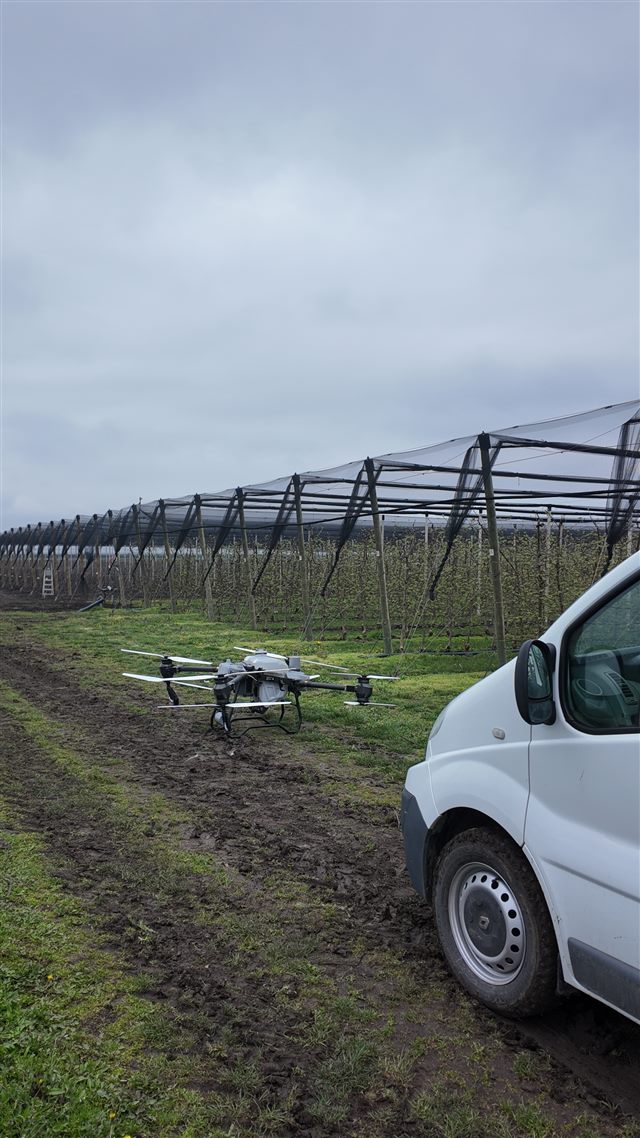Terensko vozilo i dron uz redove voćnjaka